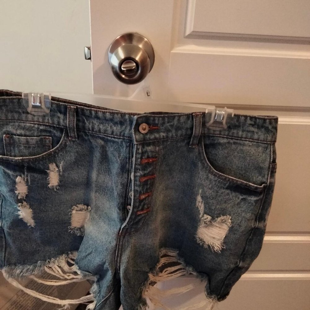Cute Jean shorts for a Hot Girl Summer
